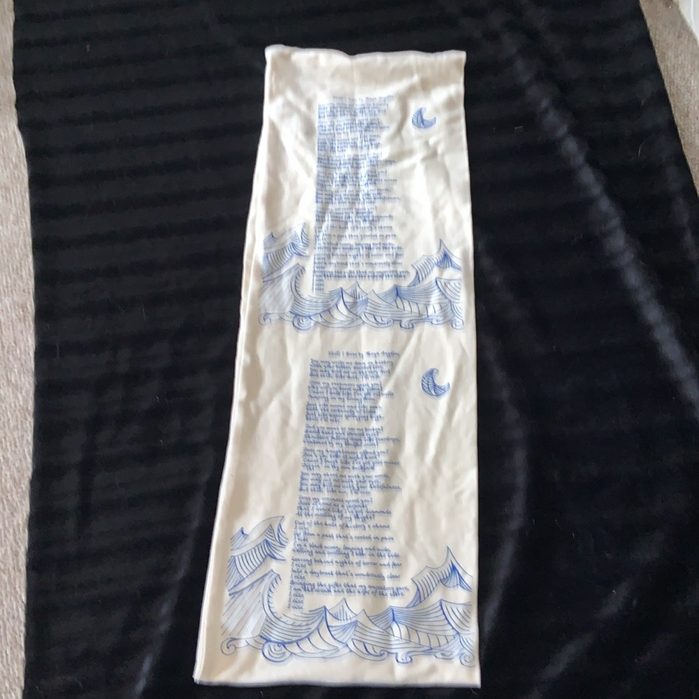 STORIARTS Dr. MAYA ANGELOU’s Still I Rise infinity scarf ivory white with blue - Picture 4 of 6